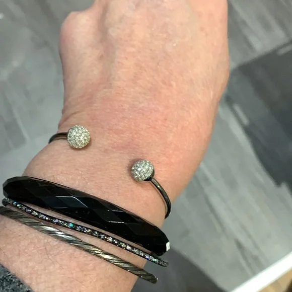 Four bracelets - Picture 2 of 6